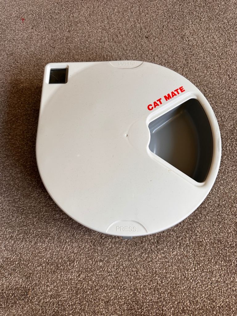 Automatic pet feeder