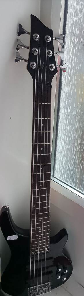 Black 6-String Bass Guitar  ex condition 
