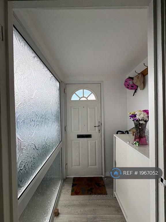 4 bedroom house in Fairwater Drive, Reading, RG5 (4 bed) (#1967052)