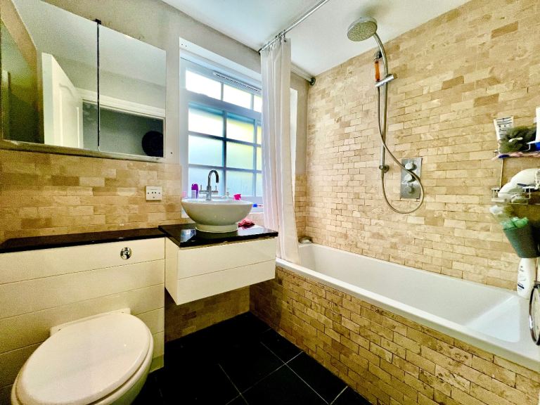 A beautifully decorated spacious bedroom 