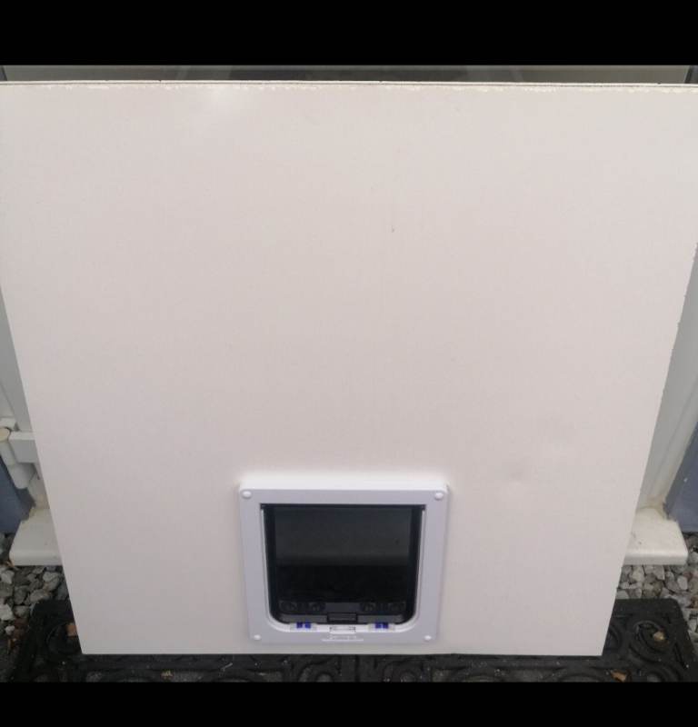 Cat / dog flap