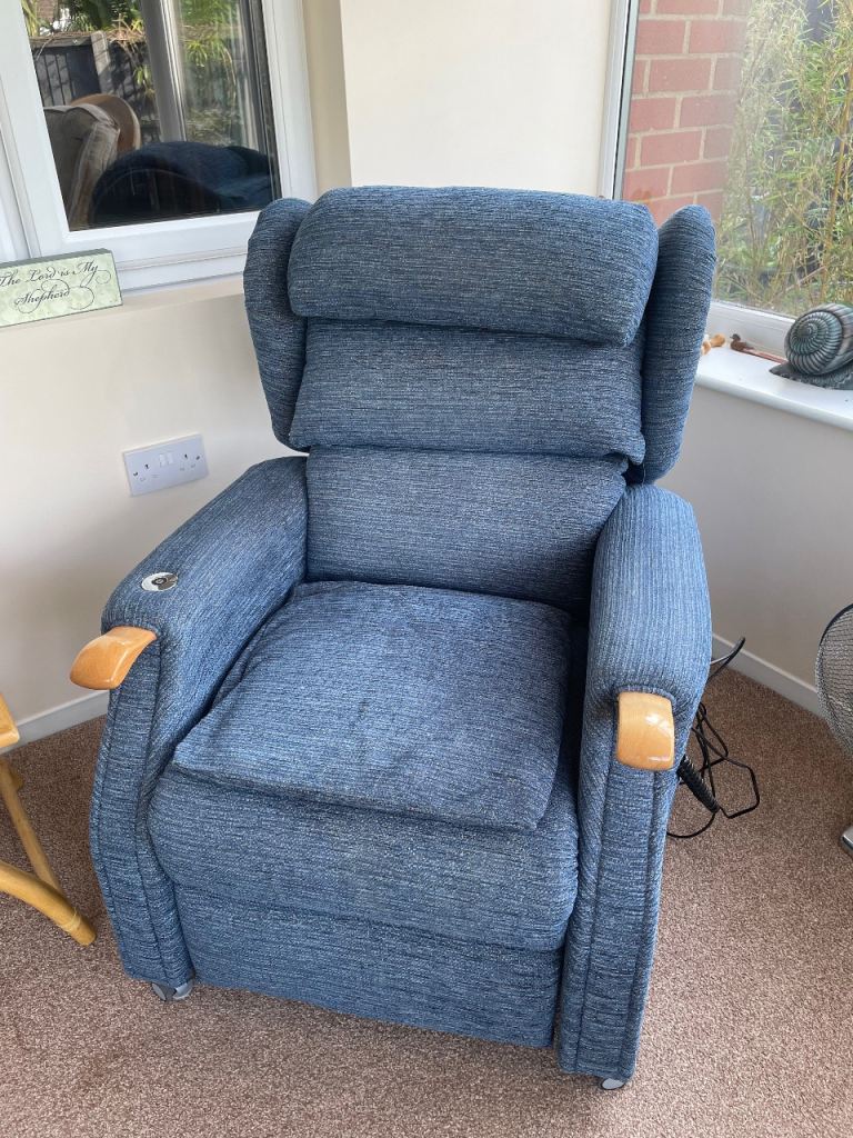 Riser recliner armchair
