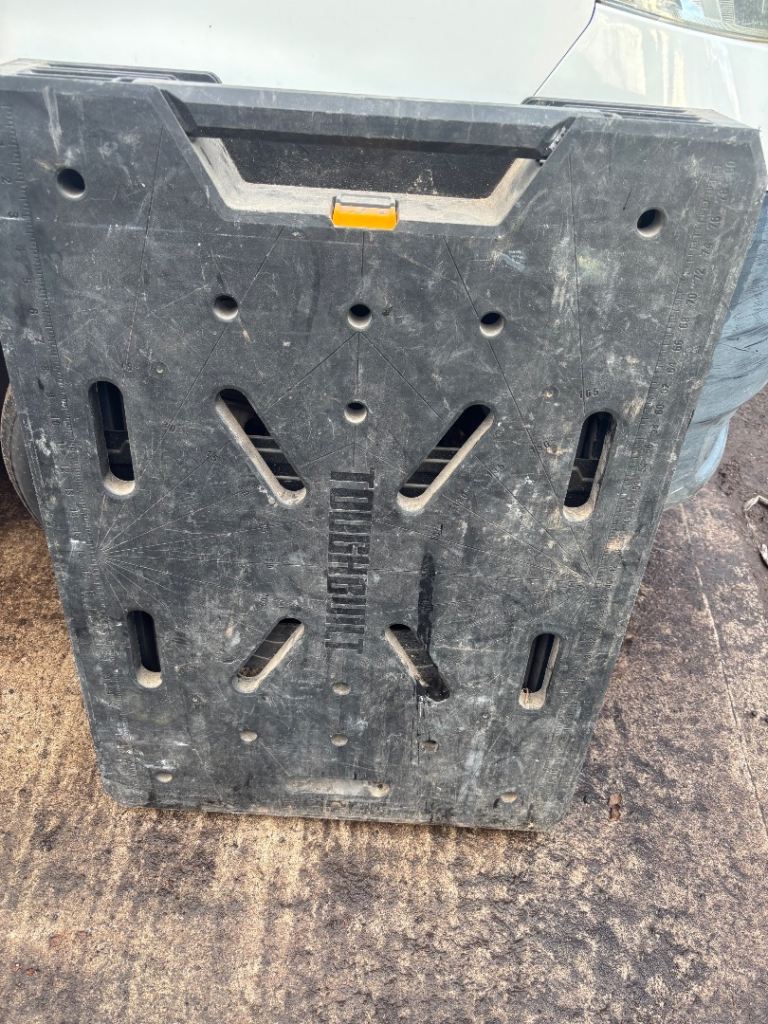 Toughbuilt foldable workbench 