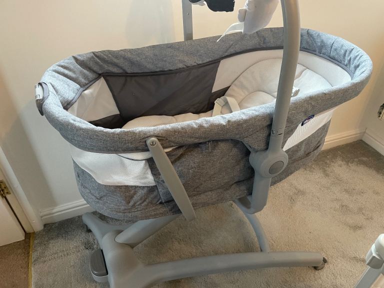Chicco 4 in 1 hug air- moses basket/high chair/recliner/toddler chair - extra mattress included 