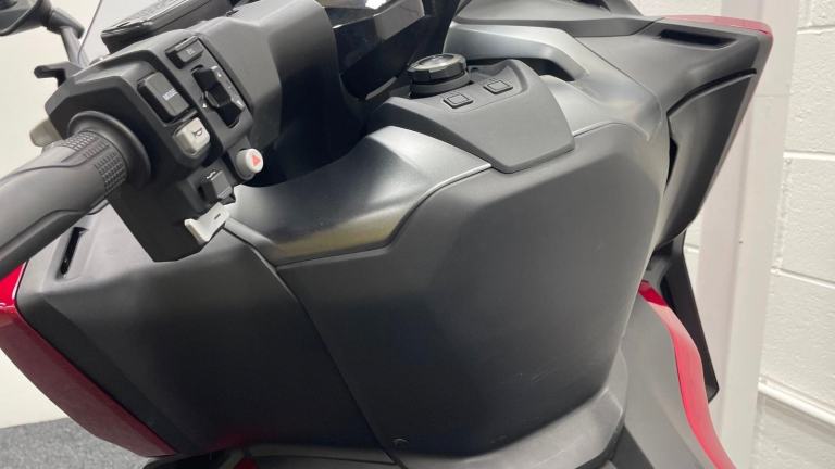 HONDA FORZA 750 R ** TOP BOX - FULL HISTORY - MAY 2027 MOT **