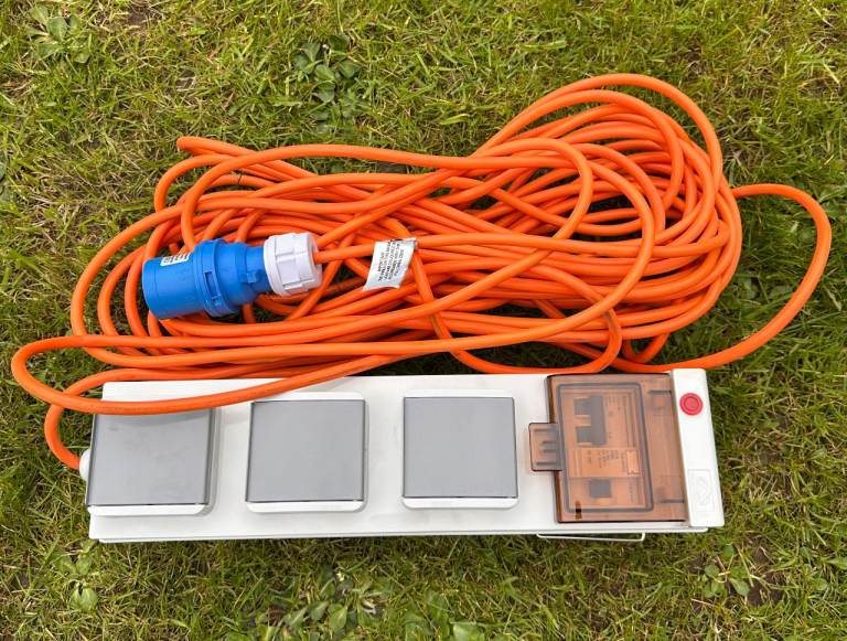 SunnCamp 5050 Deluxe Mobile Mains Power Unit