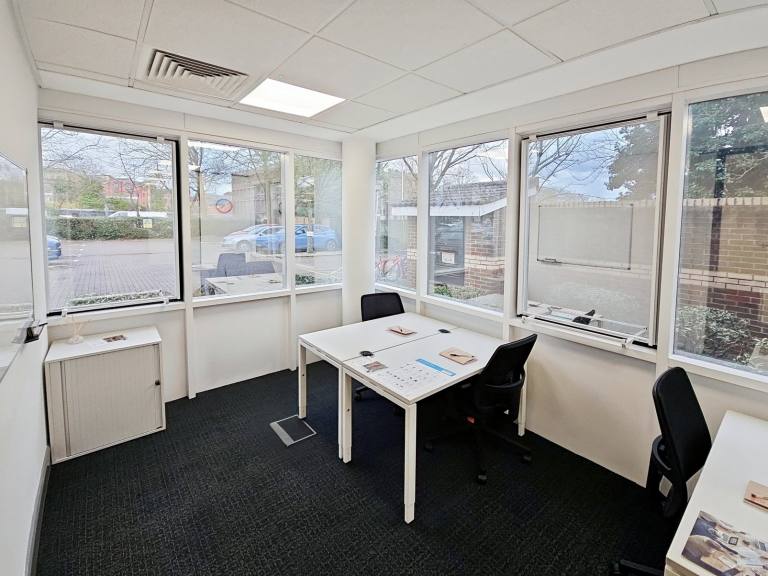 Aylesbury - HP19 8DB \ Move-In Ready Office for 3 Workstations