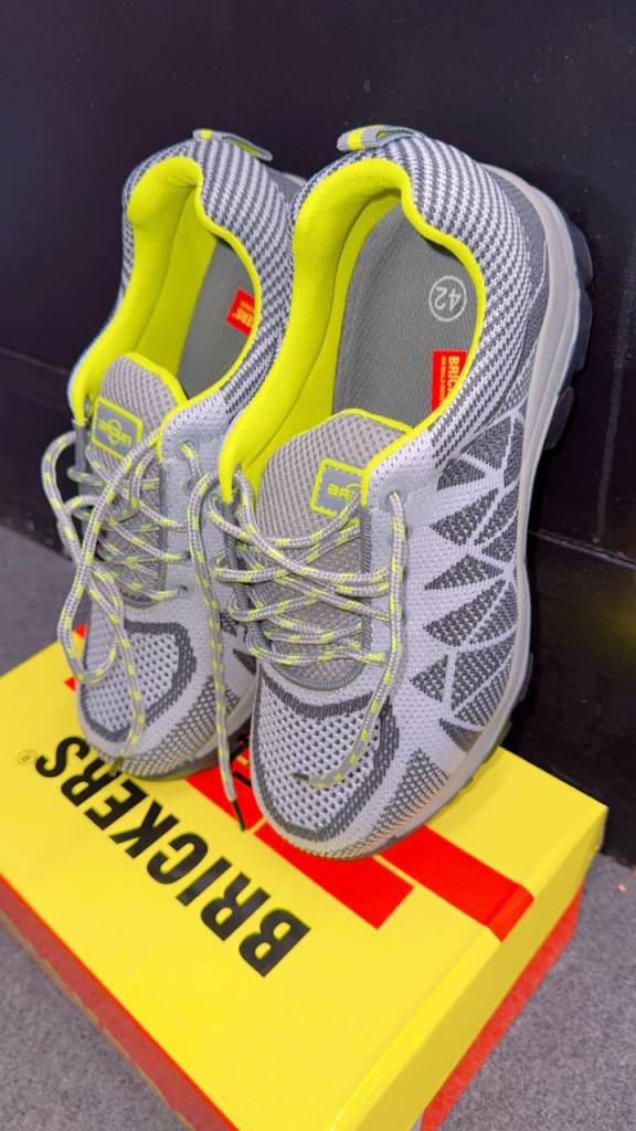 We're selling these man safety shoes in cheap price good quality 