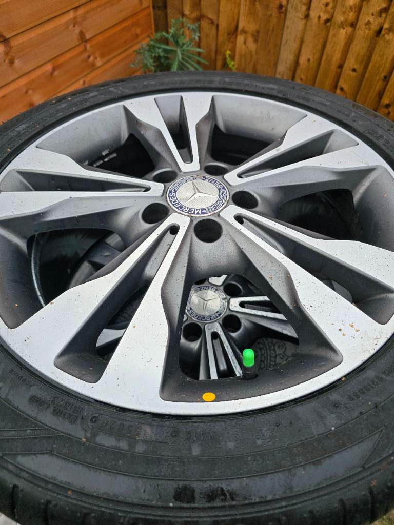 For sale excellent condition alloys Mercedes-Benz v clas 245 45 R18 