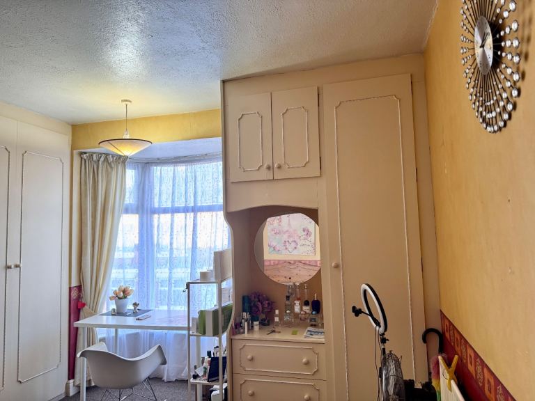 Fully furnished Extra large double room near High cross and DMU