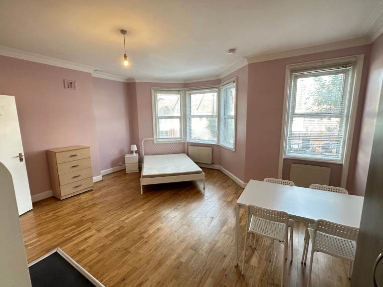 Large 1st floor studio flat to rent near Willesden Green library. Includes all bills exc electric.