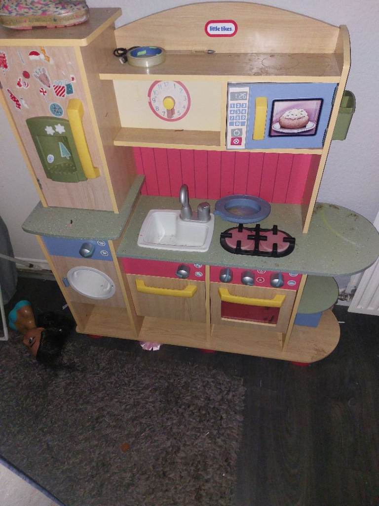 Toy kitchen