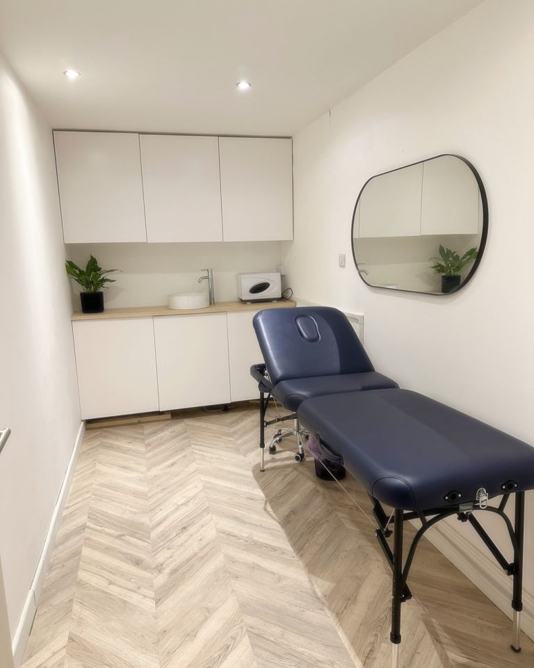 image for Beautiful Room, Nail Table & Hair Chair to Rent in City Centre