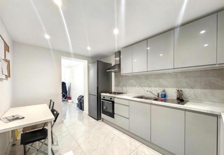 Newly Renovated Room With Brand New Furnishing Luton, Bedfordshire