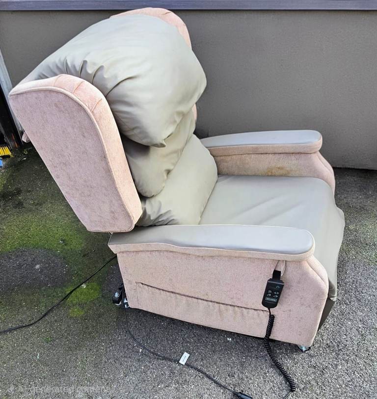 Recliner, riser/ lifting chair