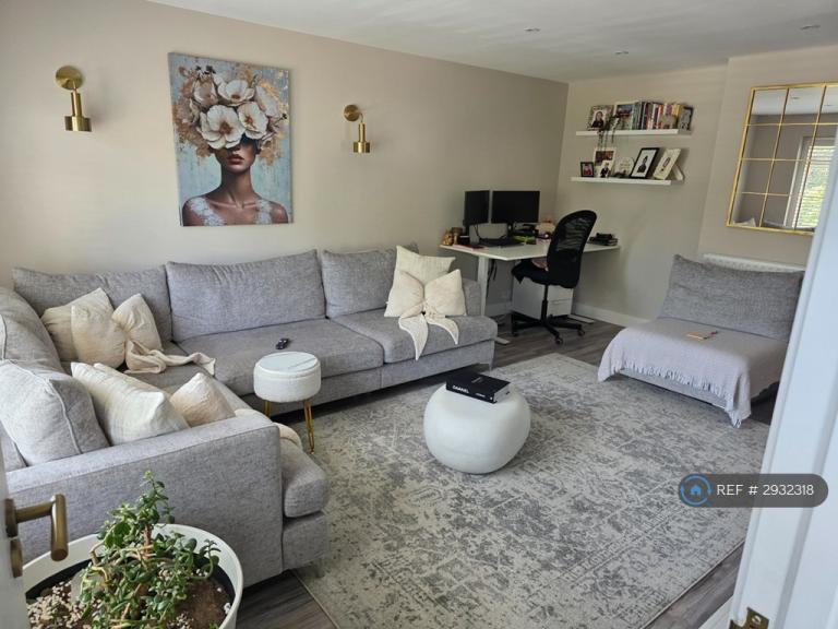 2 bedroom flat in Tippetts Close, Enfield, EN2 (2 bed) (#2932318)
