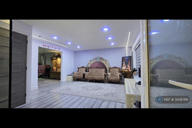5 bedroom house in Trevino Drive, Leicester, LE4 (5 bed) (#3038769)