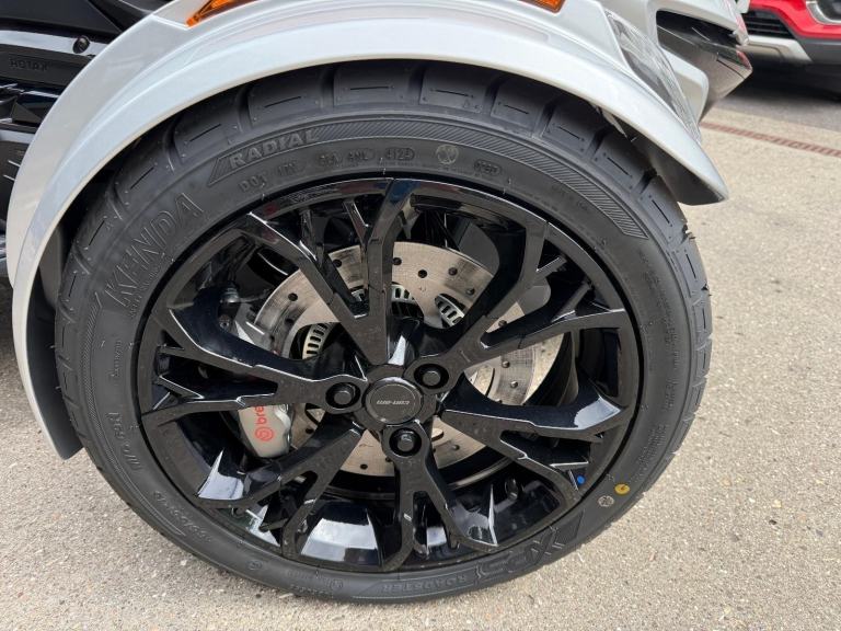 2025 Can-Am Spyder RT Limited 1330cc 6 speed semiauto trike Hyper Silver