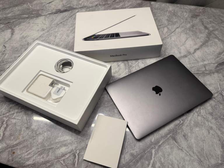 Apple Macbook pro 2016 13 inch Touch Bar 16GB Ram 256GB SSD 4 Thunderbolt