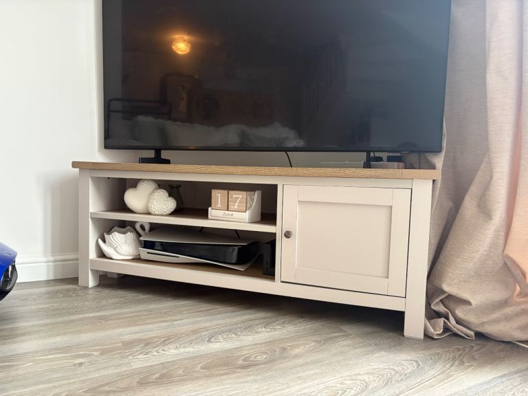 corner tv unit/media console