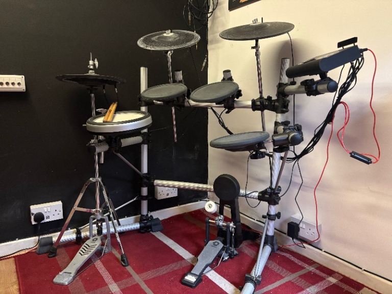 Yamaha DTX500 Electronic Drum Kit + East Coast HD Drum ED-A40 Amplifier – Good Condition