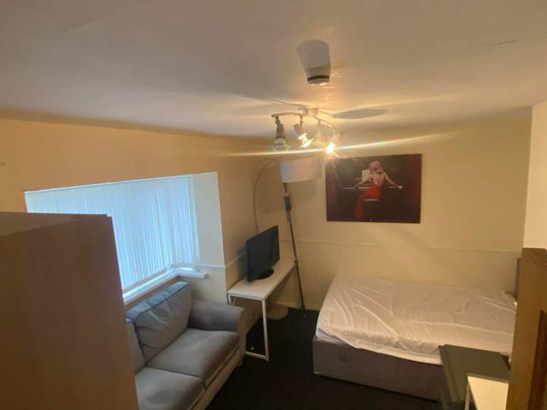 Spacious double room free internet 