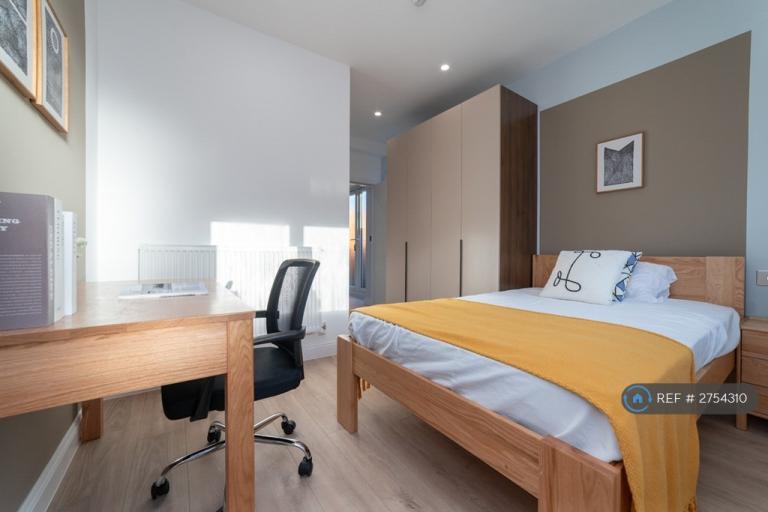 1 bedroom in Hook Road, Epsom, KT19 (#2754310)