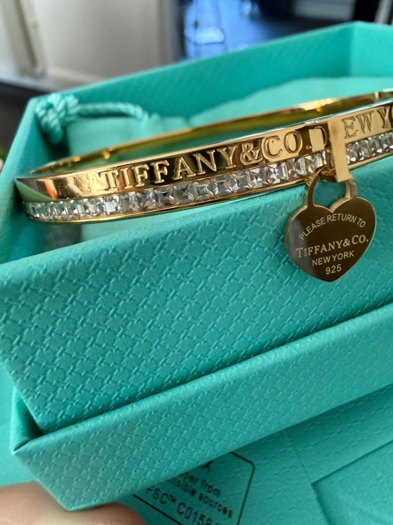 Stunning bangle 