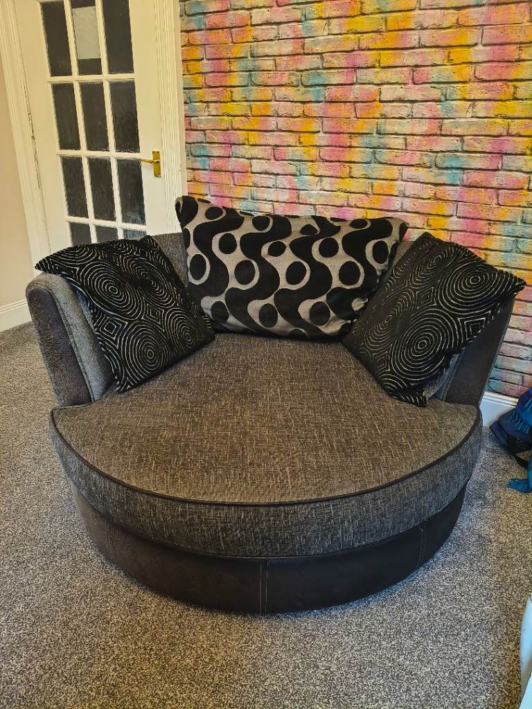 Swivel cuddle chair
