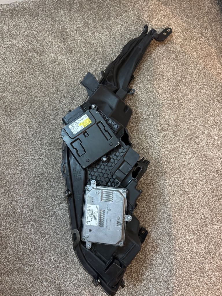 Toyota Prius (Plug in Hybrid) Passenger side / Left side Headlight, Model 2021