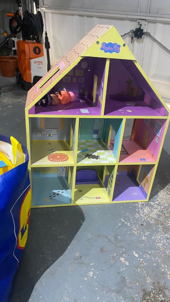 Peppa Pig Wooden Dolls House with Accessories – Good Condition