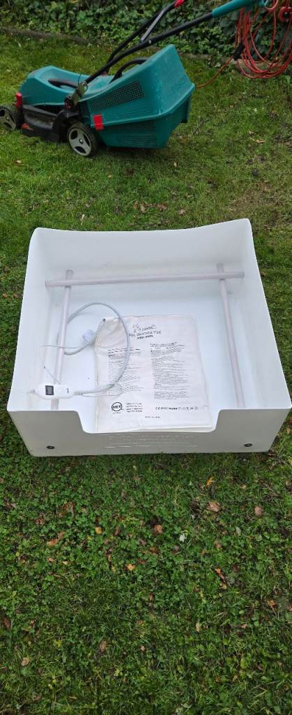 Whelping box and heating pad