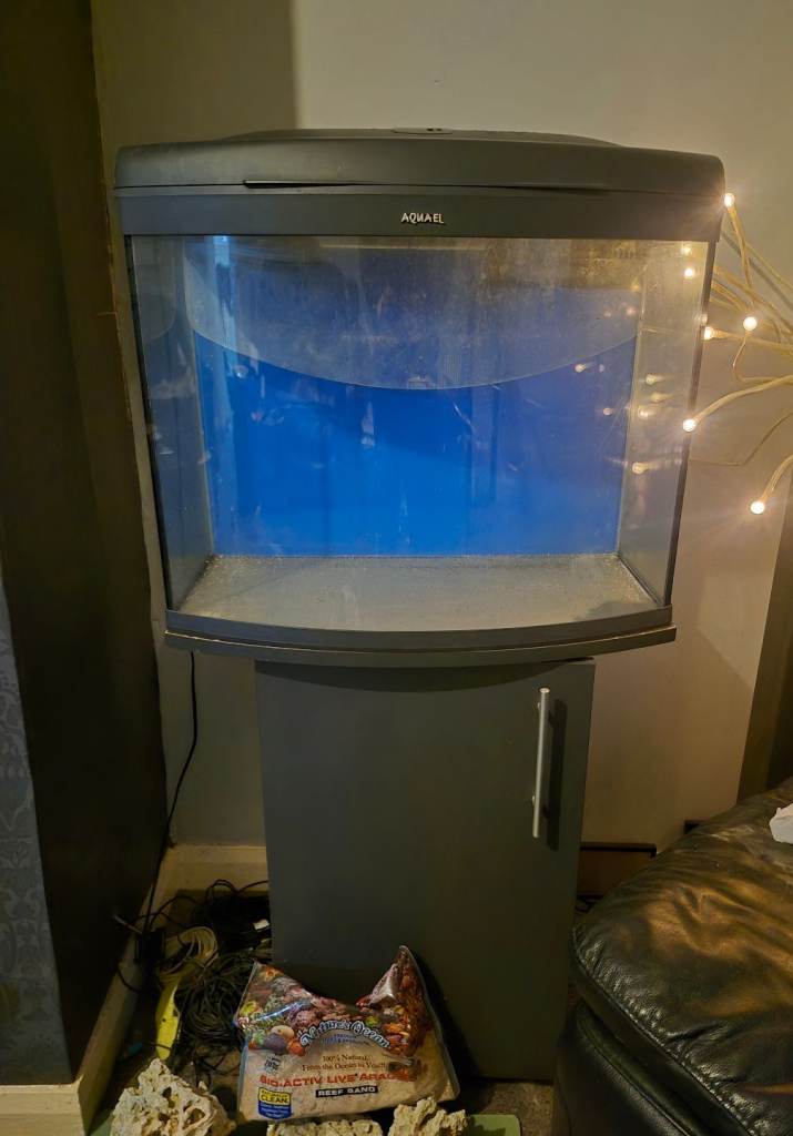 AQUAEL FISH TANK WITH LIGHTS AND HEATERS AND LOTS OF EXTRAS