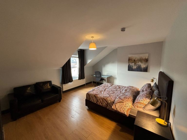 SPACIOUS DOUBLES CLOSE TO QUEENS AVAILABLE JULY