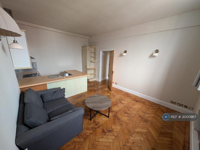 1 bedroom flat in Eastgate, Leeds, LS2 (1 bed) (#3000967)