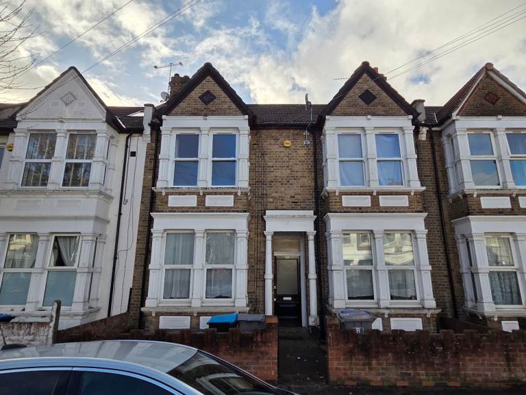 Newly decorated ground floor 2 bedroom garden flat to rent in Harlesden, NW10