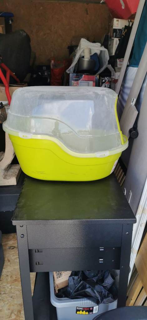 Large cat litter tray with lid