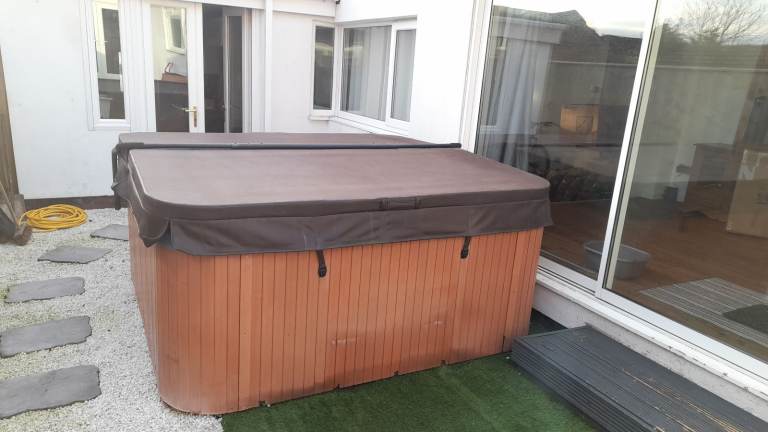 Jacuzzi Hot Tub J 230