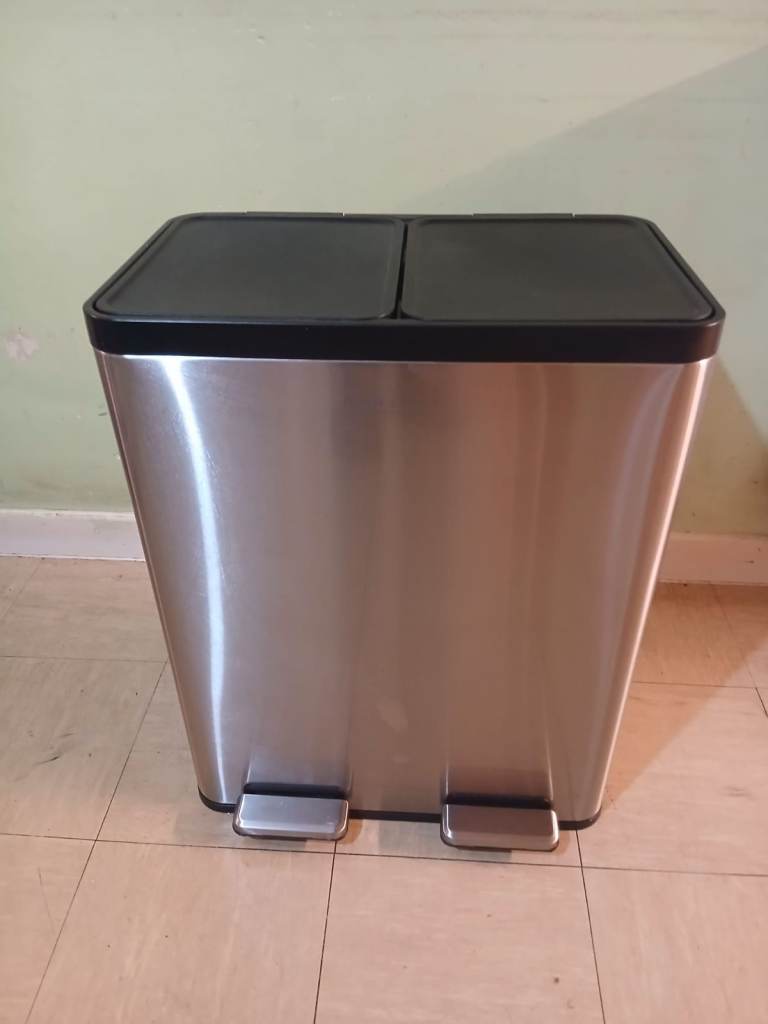 Duel compartment pedel bin 