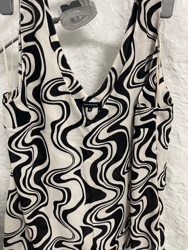 Size 20 blacks d white top vgc