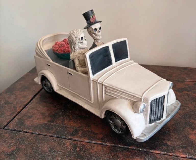 Skeleton Corpse Bride & Groom Wedding Figures In Vintage Style Car