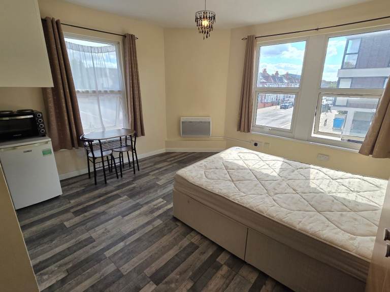First floor studio flat to rent just a short walk from Dollis Hill Station. Inc elec and water bills