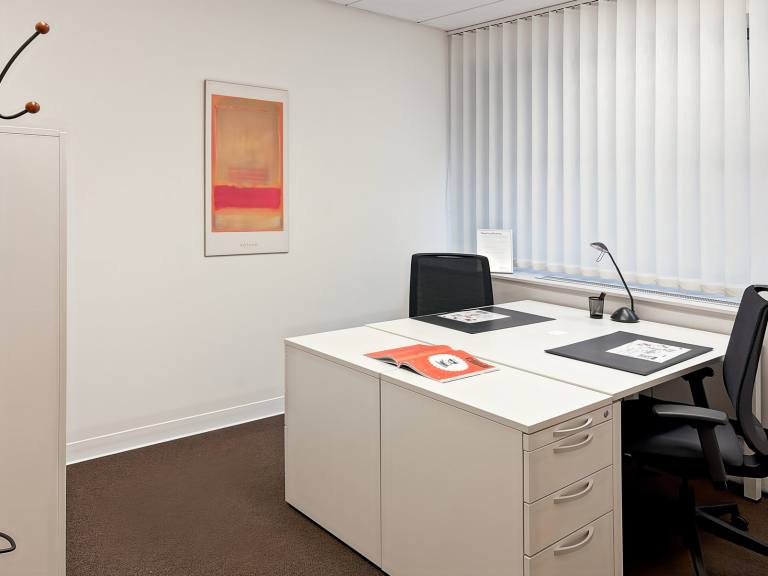 Warrington - WA1 1BW \ Office Space for Rent - 1 Desk Available