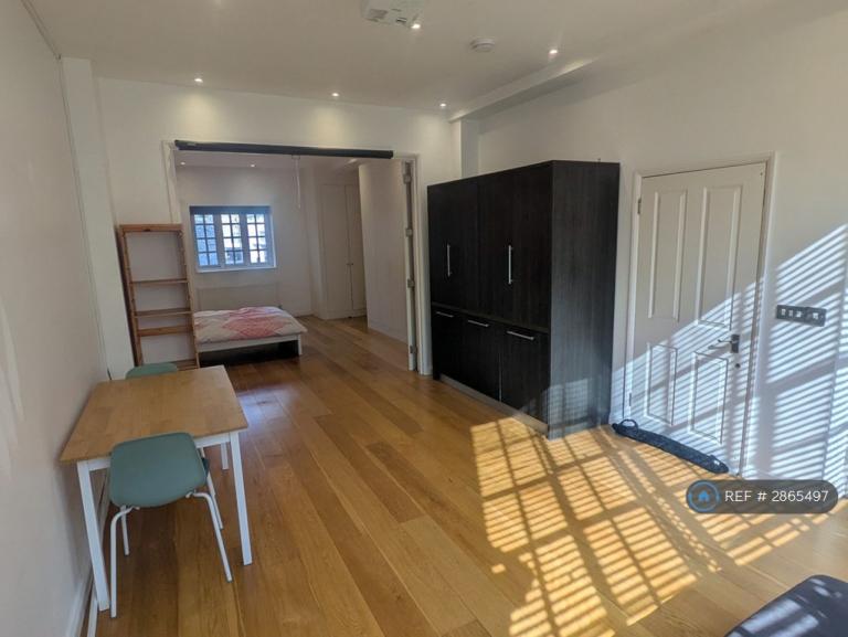 Studio flat in Welmar Mews, London, SW4 (#2865497)