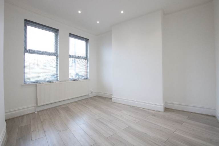 3 Bedroom Flat Available To Rent in Willesden Green NW10