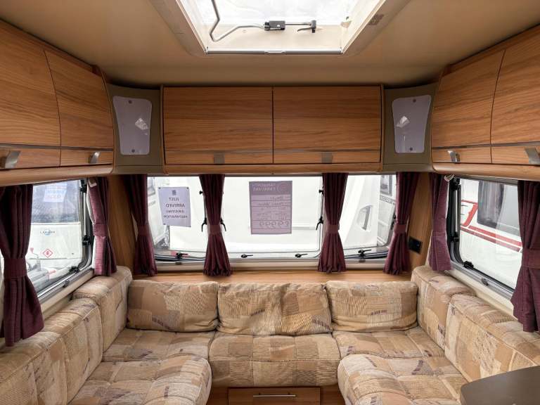 BAILEY PEGASUS VERONA - FIXED BED CARAVAN WITH END WASHROOM AND MOTORMOVER