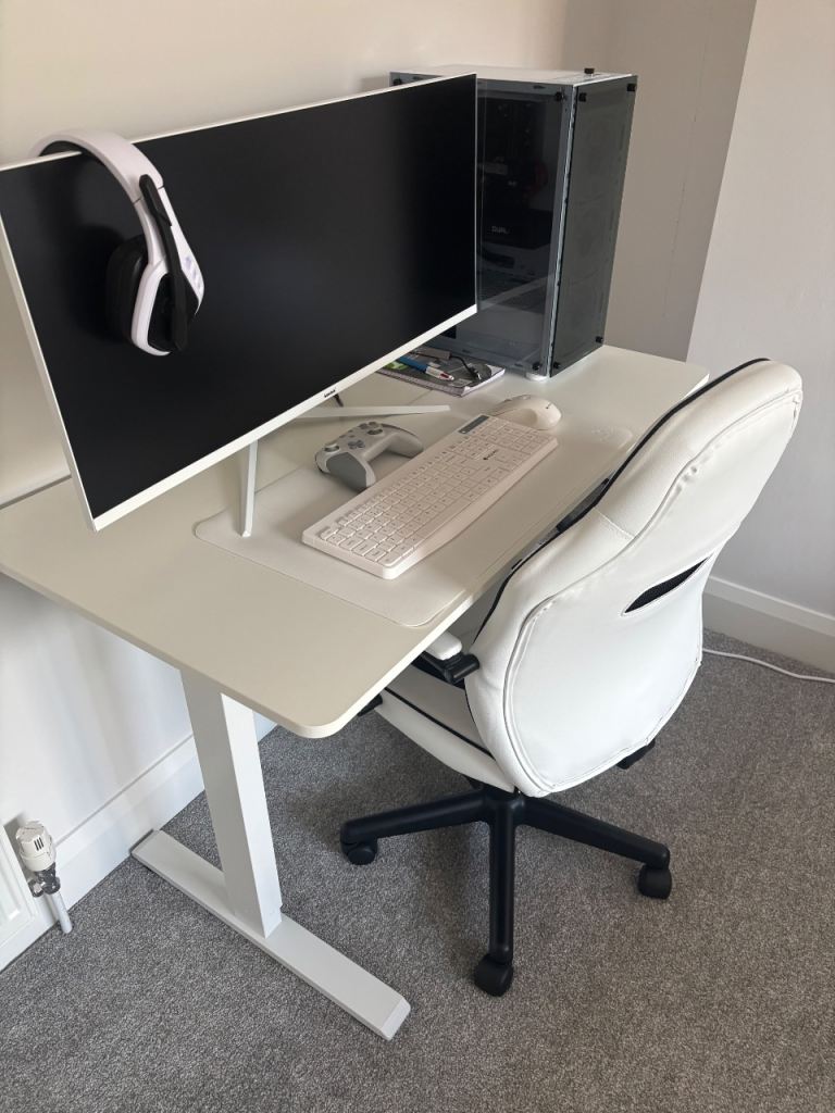 Gaming PC with Standing Table 