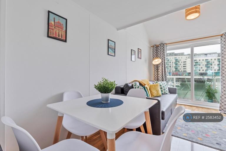 1 bedroom flat in Western Concourse, Brighton, BN2 (1 bed) (#2583452)