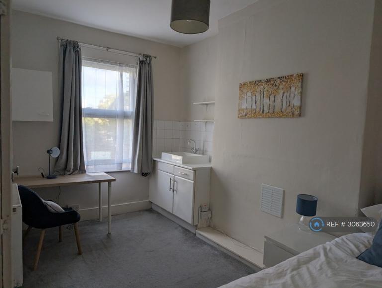 1 bedroom in Coverdale Road, London, W12 (#3063650)