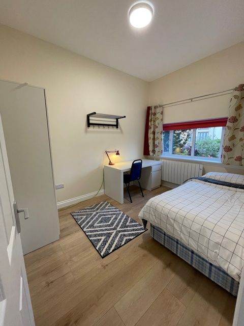 2 x Single rooms in a 2 bed room flat 